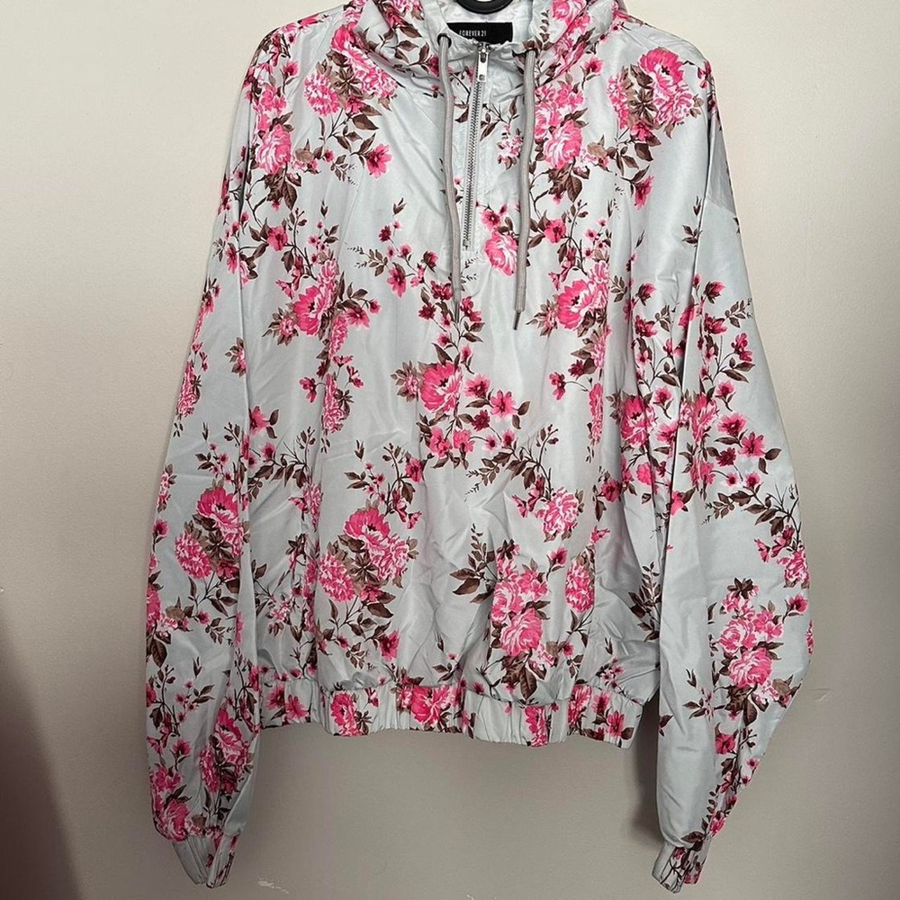m floral windbreaker
tight/stretchy band at the waist
loose fitting
